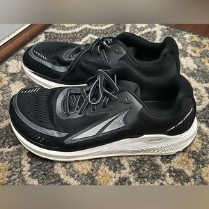 Altra Paradigm men’s size 10